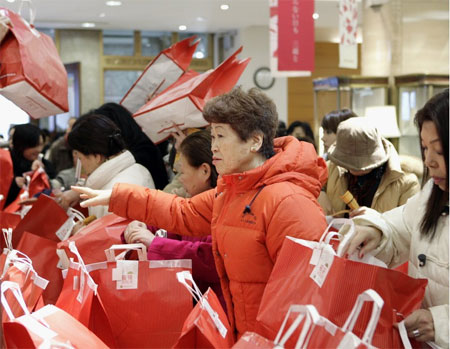 日本百货店新年商战 顾客排队购买&ldquo;福袋&rdquo;(图)-新闻